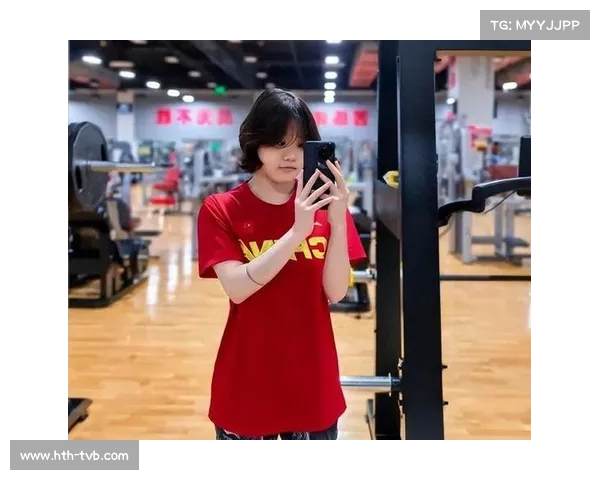 电竞选手跨界乒乓赛凭手速优势成功转型 网前封网技巧大放异彩