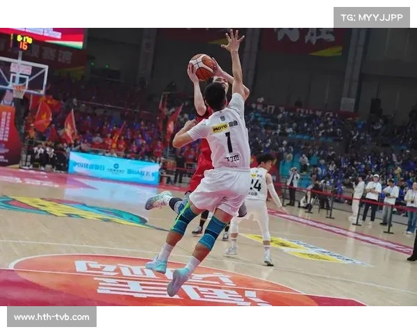 朱俊龙五次犯规血洒赛场，球迷起立鼓掌致敬拼搏