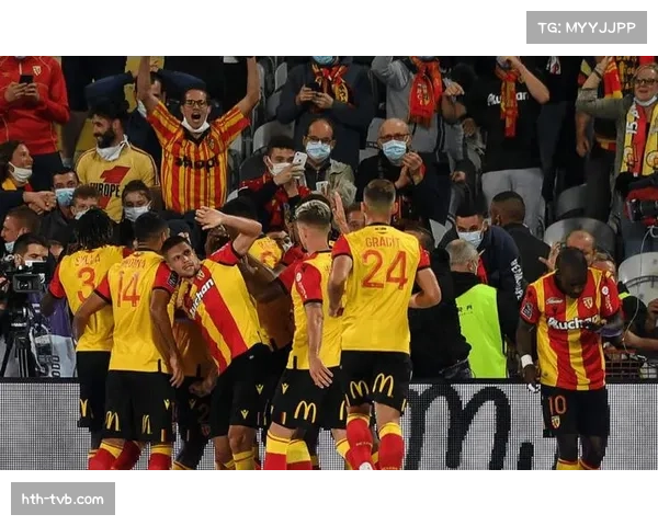 赛后述评：里昂后防线失误频出，客场三球溃败。